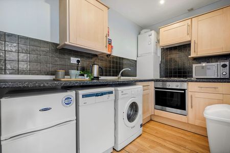 Flat 2, 40 HYDE TERRACE Leeds - LS2 9LN - Photo 4