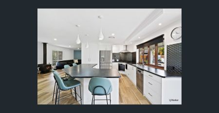 SHORT TERM LEASE - FULLY FURNISHED FOUR BEDROOM ACREAGE HOME - Photo 4