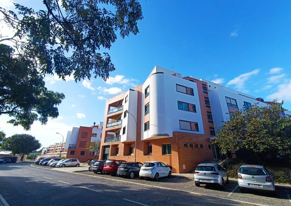 Apartamento T3 com Terraço Privativo para Arrendamento em Nova Queijas