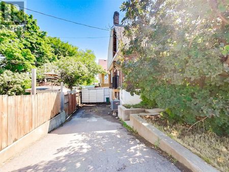 199 Pine St - 4 bed, 1.5 bath - STUDENT HOME - Photo 4