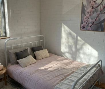 Stylish Street-Facing Studio with Secure Parking in the Heart of St... - Photo 5