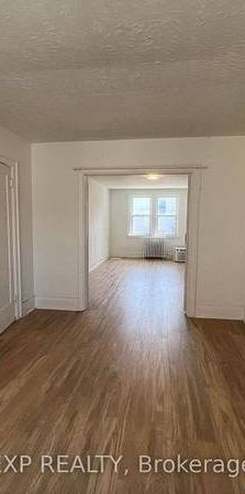 Spacious two-bedroom apt in a prime location Toronto - Photo 1