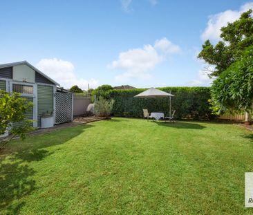 Charming Classical Family Home - Photo 2