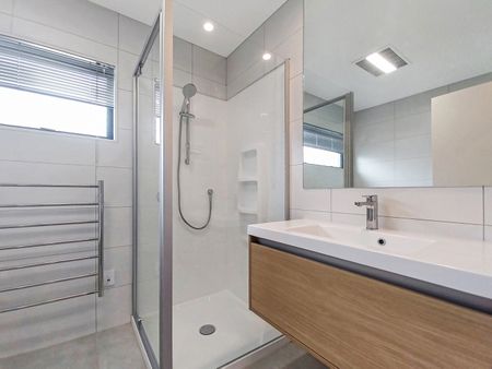 WAIATA SHORES LUXURY: 4 Bed, 2 Ensuites (4 Toilets), Reserve Walkway & Playground - Photo 5