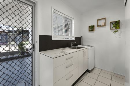 Brick home with huge entertainment area and pool - Photo 4