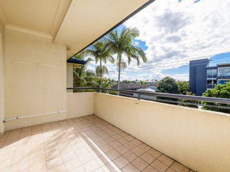 Lovely Top Floor Unit - Photo 5