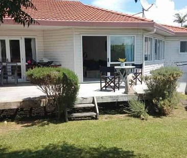 Sunny 3-Bedroom Home with Privacy and Comfort - Photo 4