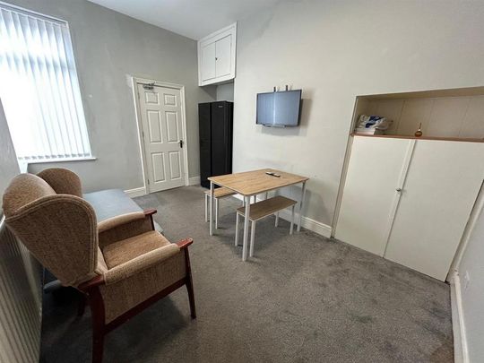 1 bedroom in a house share to rent - Photo 1