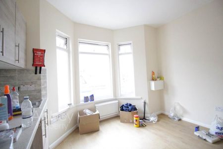 Crawley Road - 1 mins from Town Centre - LU1 1HX - Photo 4