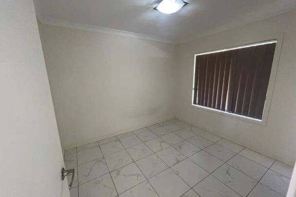 “PRIVATE AND WALKING DISTANCE TO CBD” - Photo 1