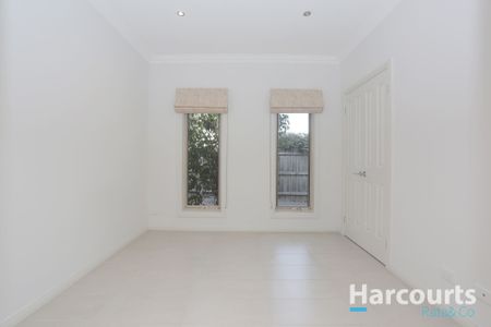 Spacious Stunning Townhouse! - Photo 3