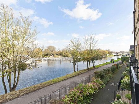 Town house set in a private gated development overlooking the river and 0.7 miles away from Hampton Court Station. - Photo 2
