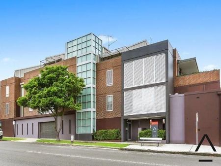 Executive Top-Floor Apartment with Ocean/District Views - Photo 5