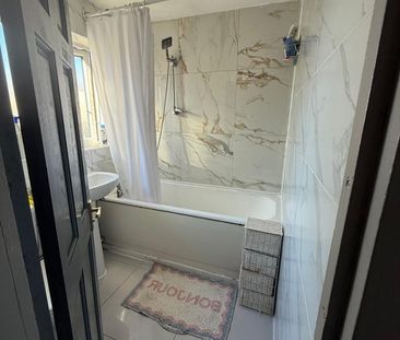 Room in a Shared House, London, E16 - Photo 5