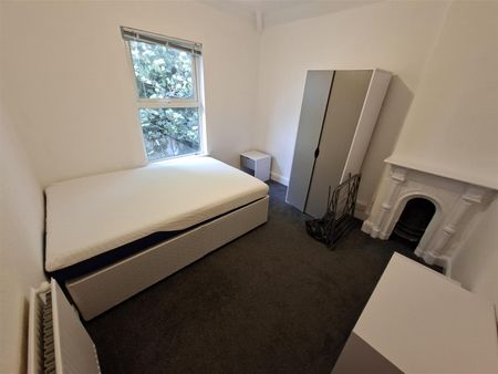 Howard Gardens, Cardiff - Photo 3