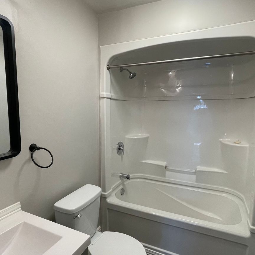 For Lease - 69 East Main Street Unit# 204, Welland, Ontario - Photo 1