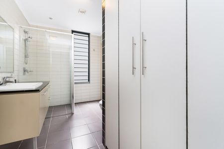 2/30 Cavenagh Street, Darwin City - Photo 4