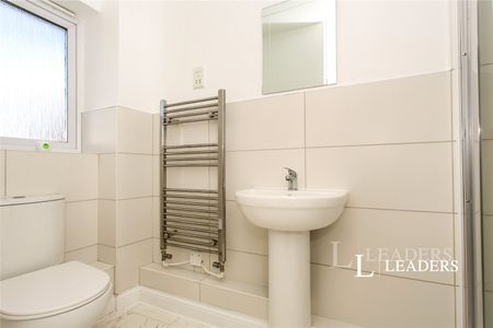 4 bedroom house to rent Collingwood Drive, Longstanton, Cambridge, Cambridgeshire, CB24 - Photo 5