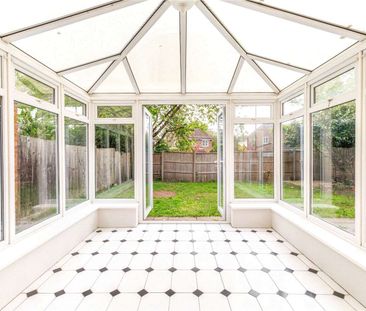 A detached family home situated in the heart of Sunningdale. - Photo 6