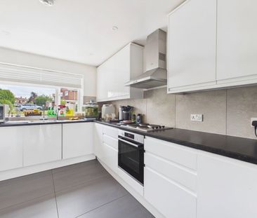 3 bedroom House in Valley Crescent, Wokingham - Photo 1