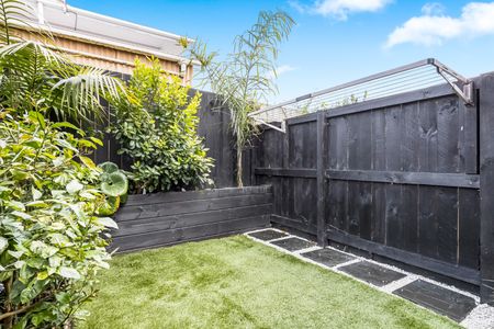 Sleek and Stylish - Photo 4