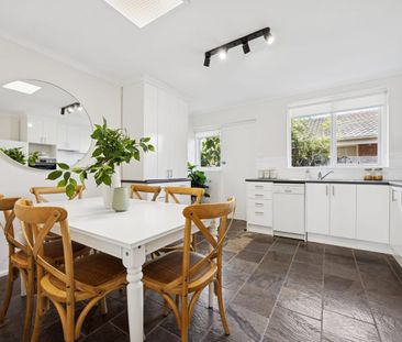 Bright & Spacious Rear Unit with Brand New Split System Comfort - Photo 3