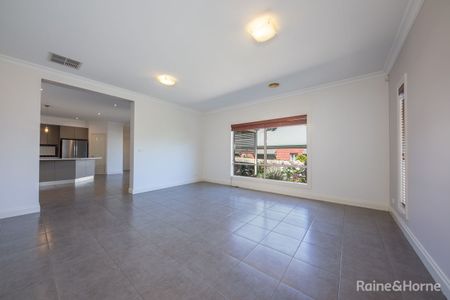 Large Open Plan Living Perfect for Families - Photo 2