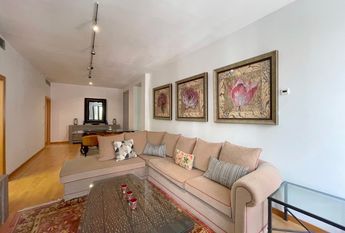 Apartamento amueblado de 3 dormitorios y 2 baños con patio en la Plaza de Cort, Palma.