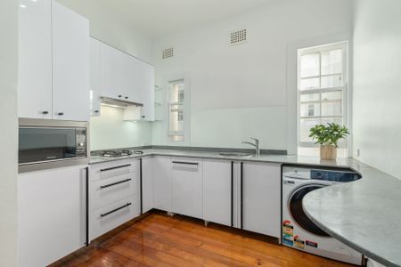 Elegant Art Deco Apartment with Sunroom and Leafy Outlook - Photo 5