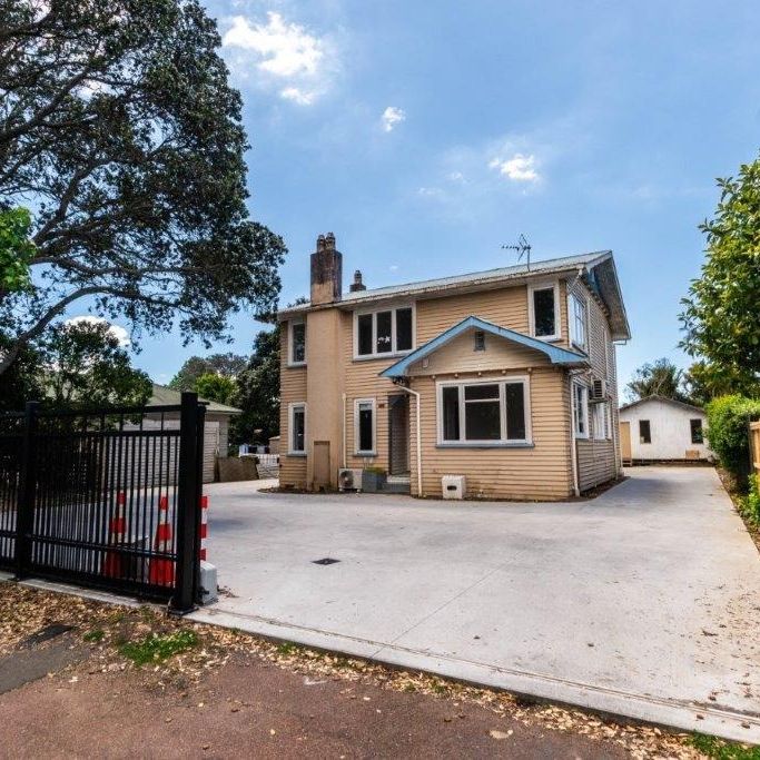 Old-world house - Photo 1