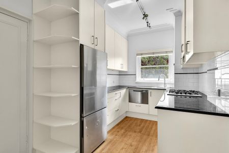 Charming Renovated 3-Bedroom Art Deco Unit with Garage - Photo 4