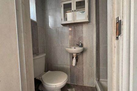 Bishops Grove, Hampton TW12, London - Photo 3