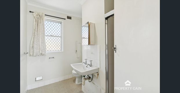 Charming 1-bedroom, 1-bathroom apartment is located on the top level of a small complex of just 12 units - Photo 1