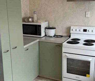 3 Bedroom, 1 Bathroom Home in Prime Location! - Photo 4