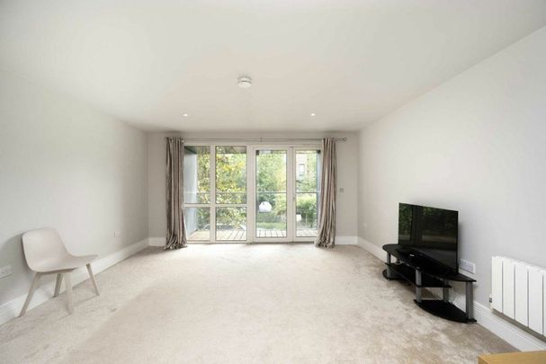 Sir Alexander Close, Acton, W3 - Photo 1