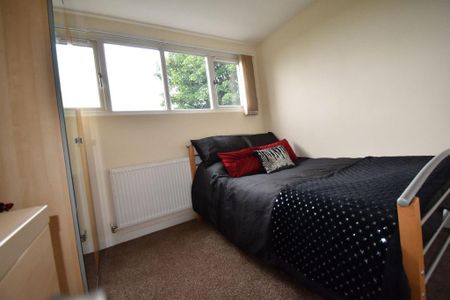 4 bedroom semi-detached house to rent - Photo 4