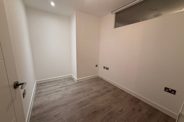 Edinburgh Gate - Photo 1