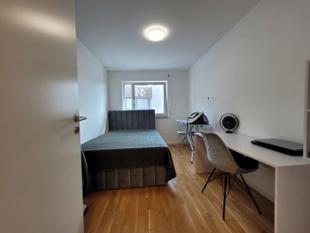 Ruhige 4,5-Zimmer-Wohnung mit Balkon und Tiefgaragenstellplatz im Zentrum Sindelfingens - Photo 4