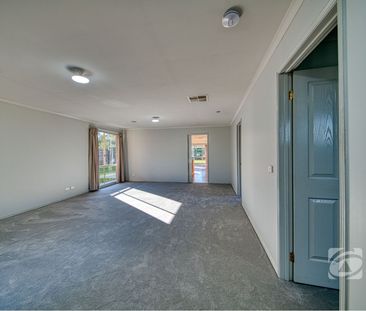 SPACIOUS FAMILY HOME - Photo 2