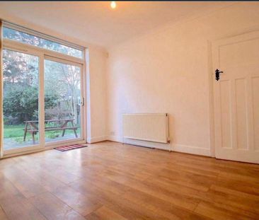 4 Bed Semi-Detached House, Lyndhurst Gardens, IG11 - Photo 4