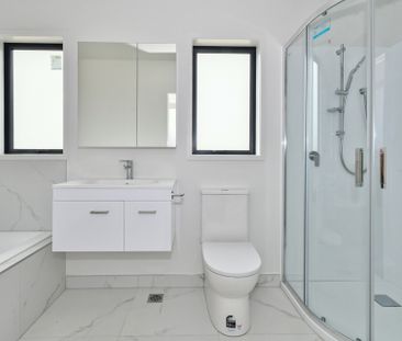 Modern 5-Bedroom Townhouse with Spacious Living in Clarks Beach - Photo 3