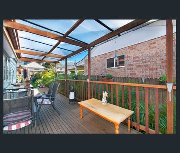 LEVEL FAMILY HOME - Photo 3