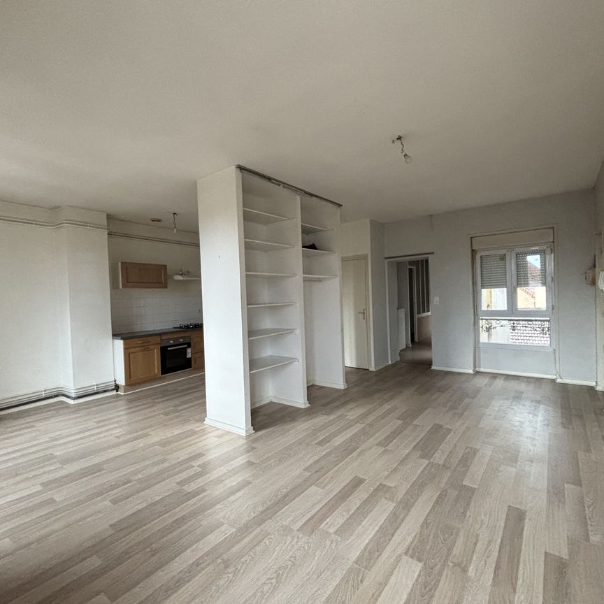 Location Appartement 3 pièces 83m² CHARLIEU 42190 - Photo 1