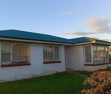 Under renovation- 3 bedroom- Garaging plus!! - Photo 2