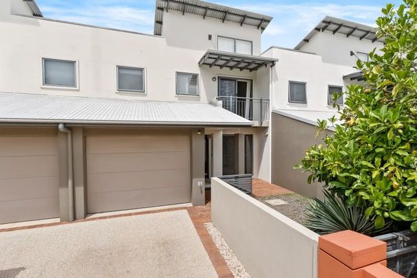 *Water Included* Beautiful 3 Bedroom Townhouse in New Farm - Photo 1