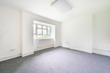 3 bedroom flat to rent - Photo 2