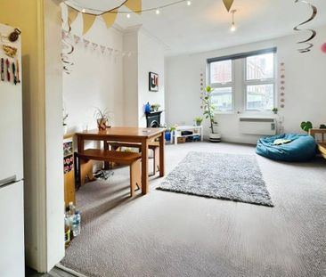 Ocean are delighted to present this unfurnished three bedroom flat ... - Photo 1