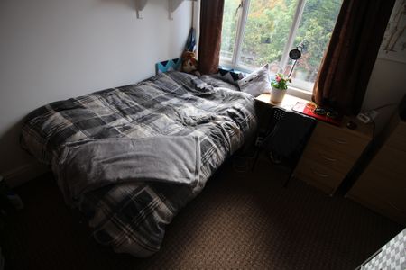 5 Bed - 2 Headingley Crescent, Headingley, Leeds - LS6 3EH - Student - Photo 2