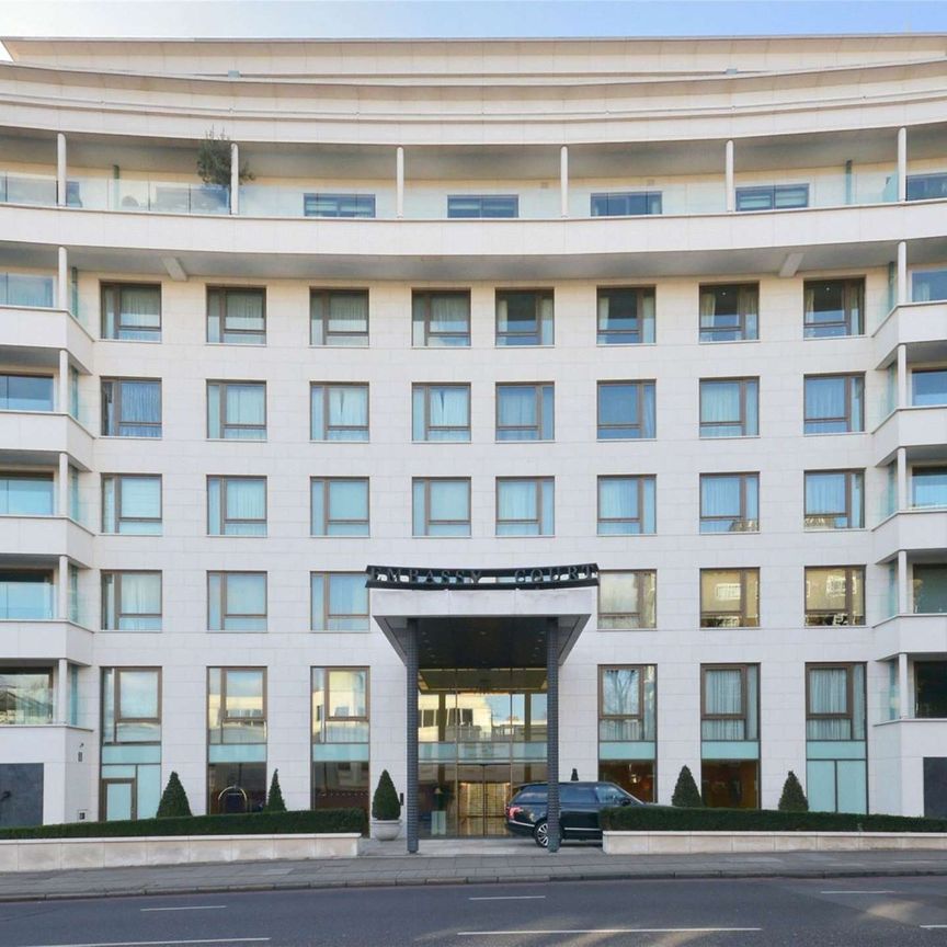 A lateral four bedroom, four bathroom apartment in a popular development in St John's Wood. - Photo 1