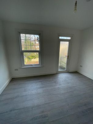 Studio Flat, Linthorpe Road, N16 - Photo 1